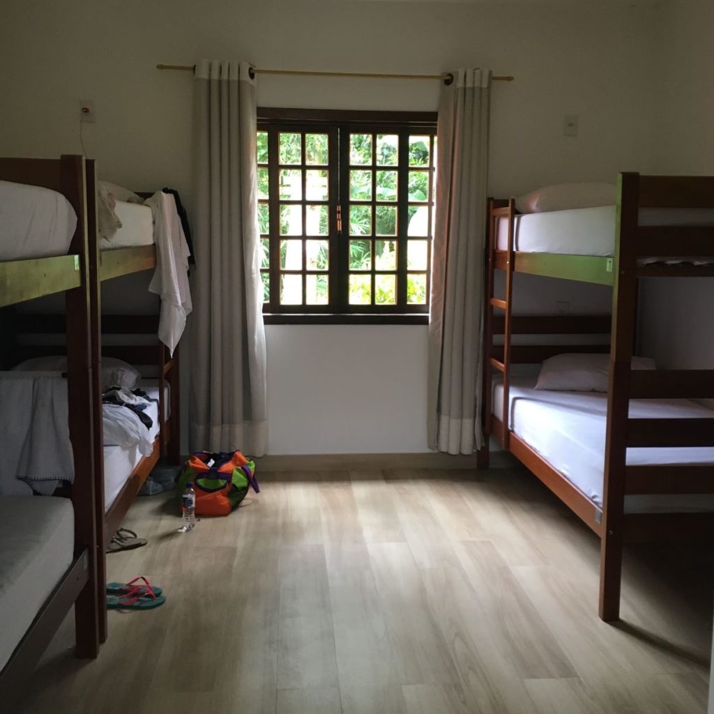 Quarto compartilhado no hostel em Abraão na Ilha Grande