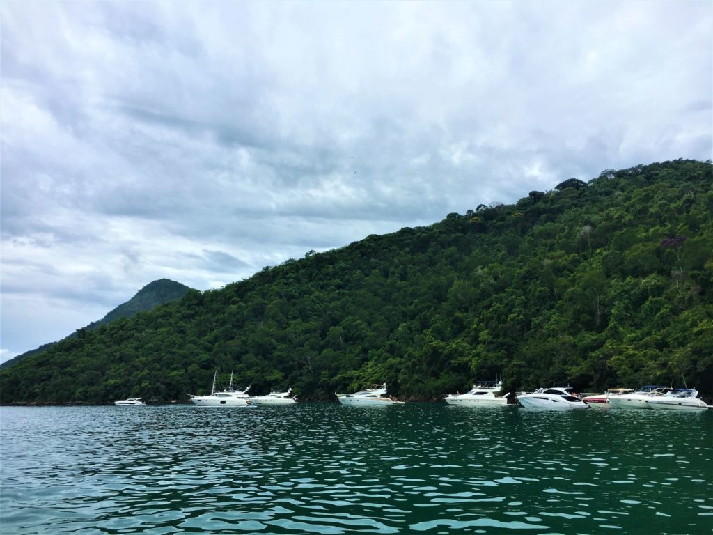 Lanchas de passeio em Ilha Grande