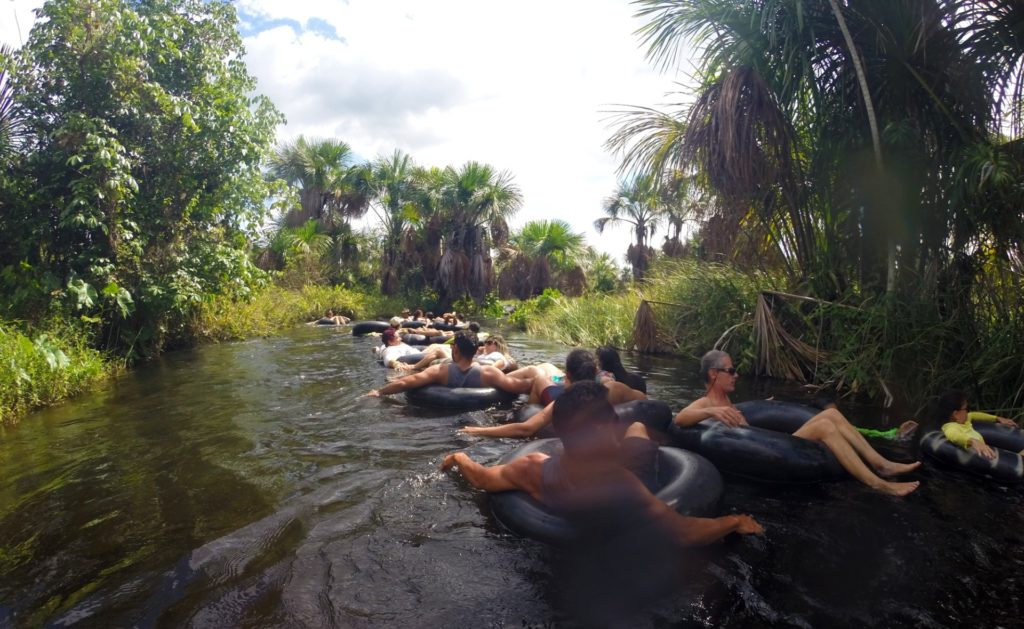 Turistas fazendo a flutuação no rio Formiga nos Lençóis Maranhenses