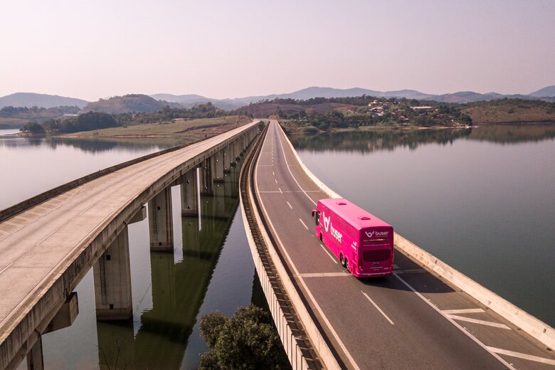 Ônibus Buser na estrada