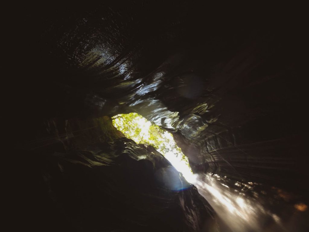 Fenda a 46m de altura de onde despenca a cachoeira do Santuário Pedra Caída