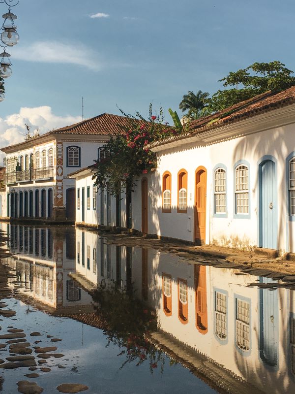 Rua alagada no centro histórico de Paraty