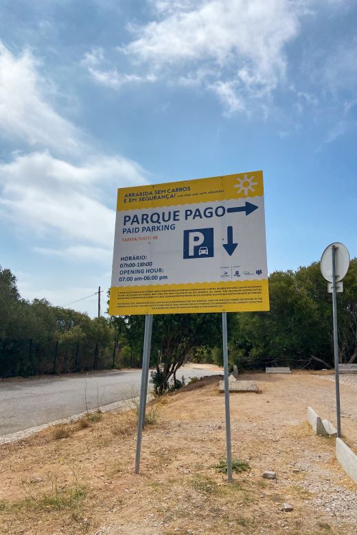 Placa do estacionamento para acessar a praia de Galapinhos