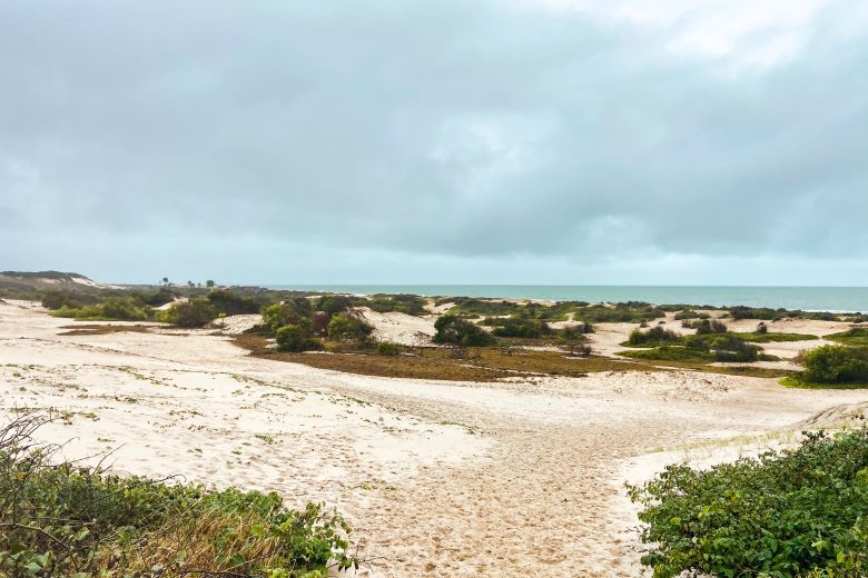 Dunas sob as quais a antiga vila de Itaúnas se encontra soterrada