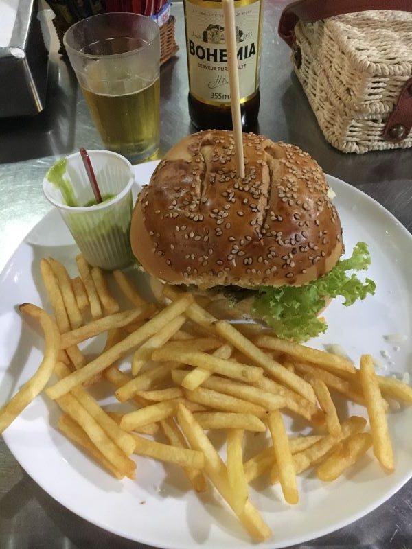 Hamburger com batata frita do restaurante em Porto de Galinhas