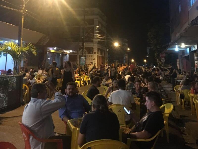 Rua Mamede Simões à noite em Recife