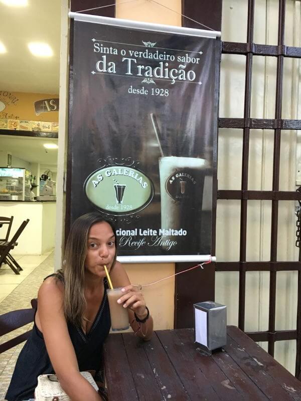 Tomando leite maltado da lanchonete As Galerias em Recife