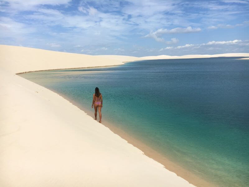 Mulher caminhando nas dunas de Santo Amaro nos Lençóis Maranhenses