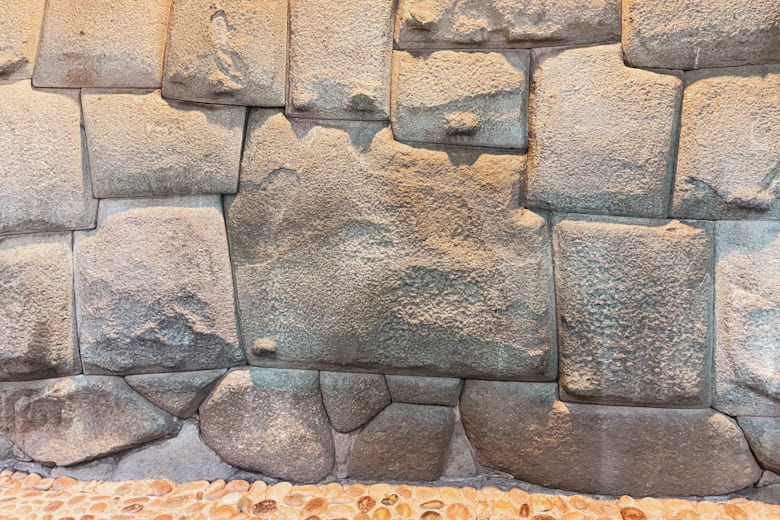 A Pedra dos 12 Ângulos é um monumento inca e uma das atrações famosas de Cusco
