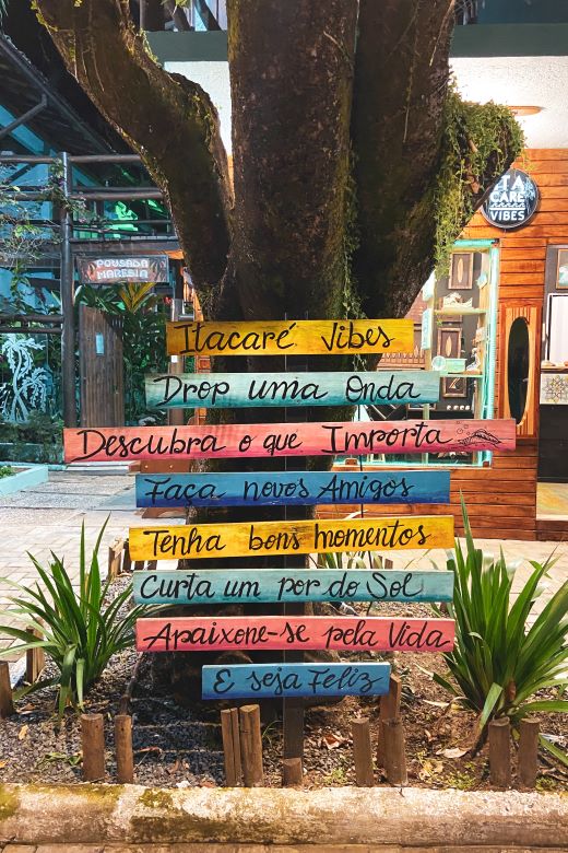 Placa colorida na Rua da Pituba