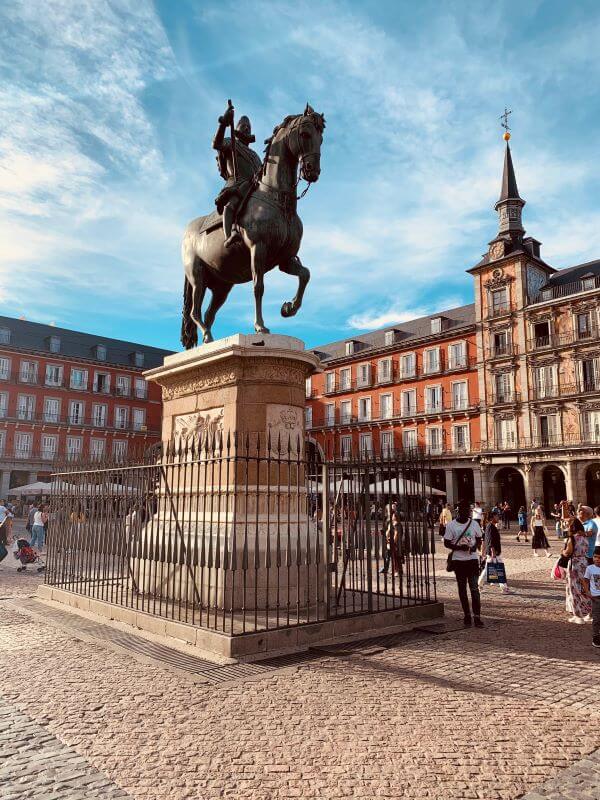 Estátua na Plaza Mayor em Madrid