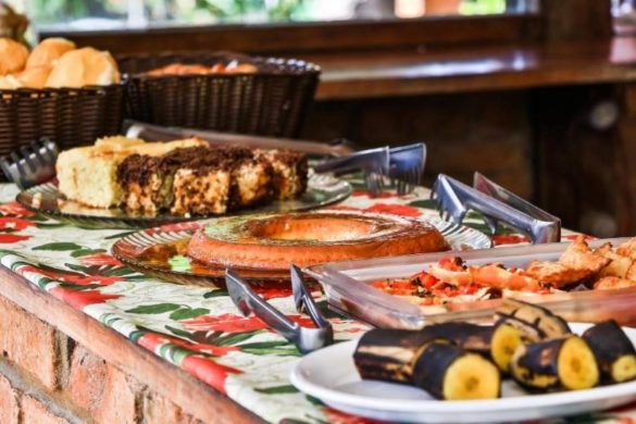 Mesa de café da manhã na Pousada das Araras em Itaúnas