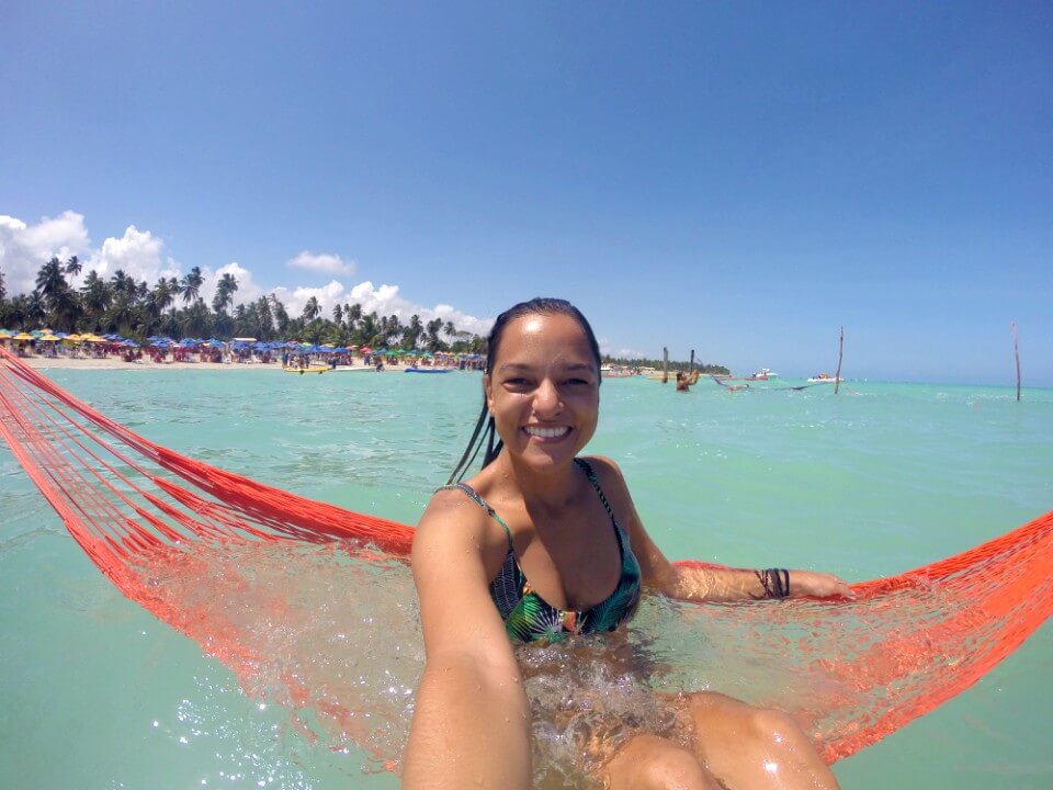 Rede no mar da praia de Antunes, em Maragogi Alagoas