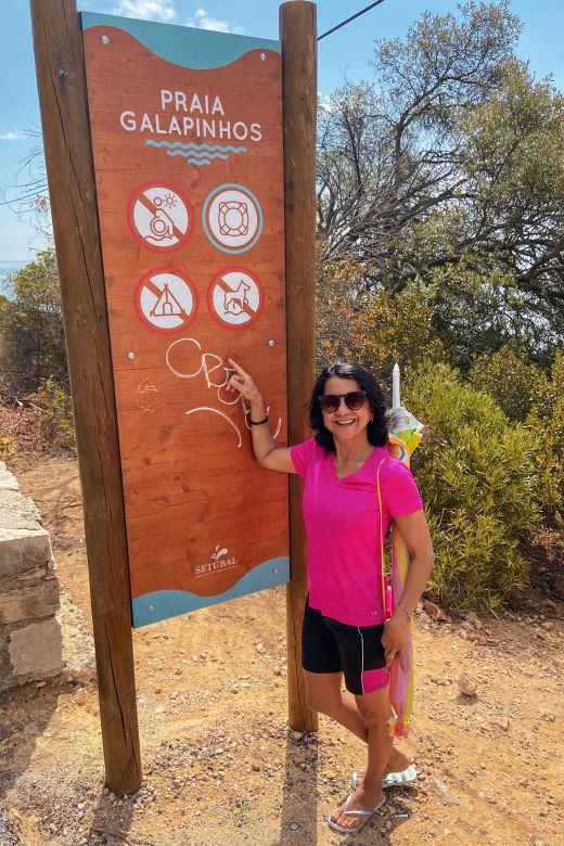 Placa de acesso da trilha de Galapinhos