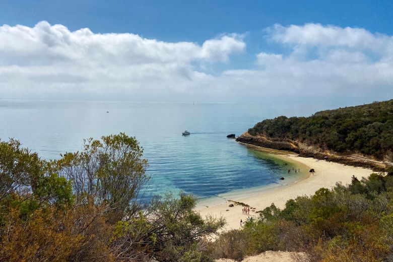 Vista da Praia de Galapinhos que fica na Serra da Arrábida, em Portugal