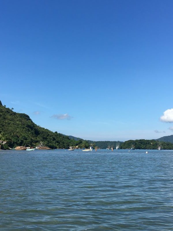 Travessia de barco do cais de Paraty-Mirim para a Praia do Cruzeiro