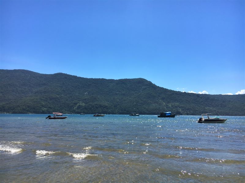 Barcos estacionados na praia do Cruzeiro, no Saco do Mamanguá