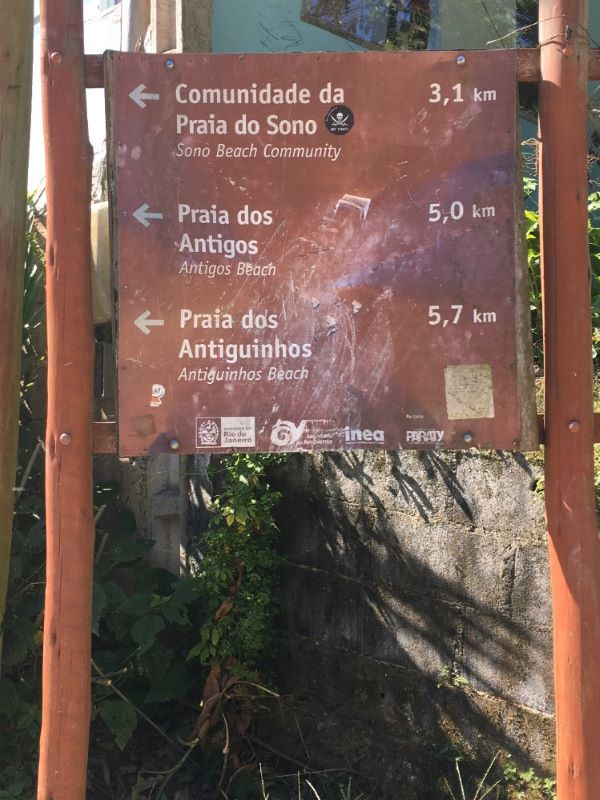 Placa de acesso à trilha Praia do Sono