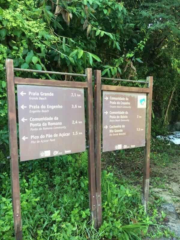 Placa de acesso à trilha do Pico do Pão de Açúcar