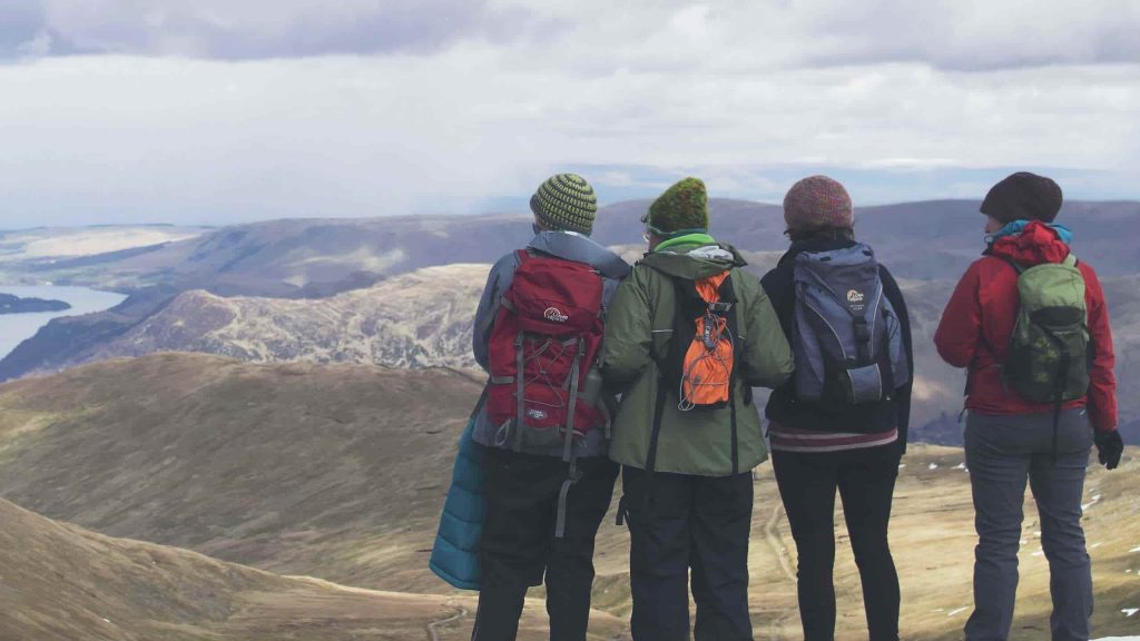 Grupo de voluntários da Worldpackers apreciando a vista das montanhas